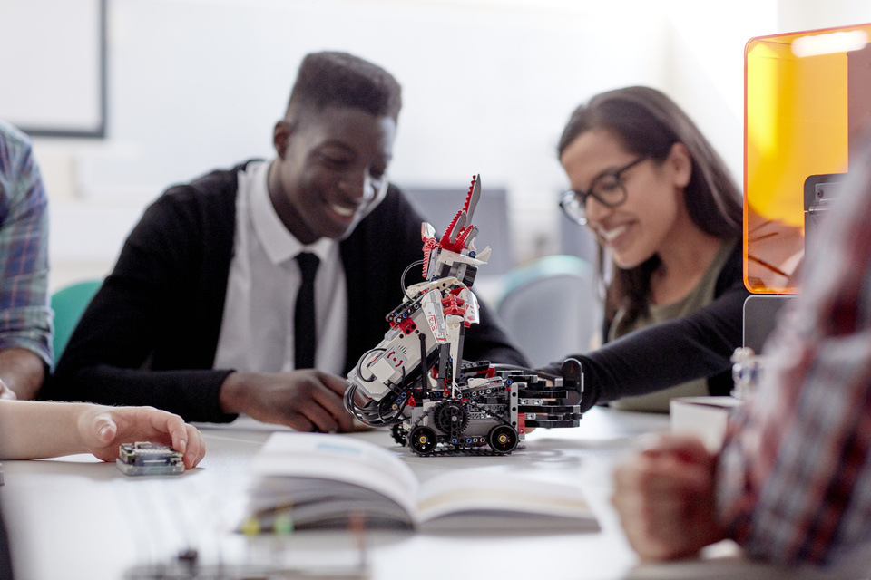 2 students looking at a model - AI perspective