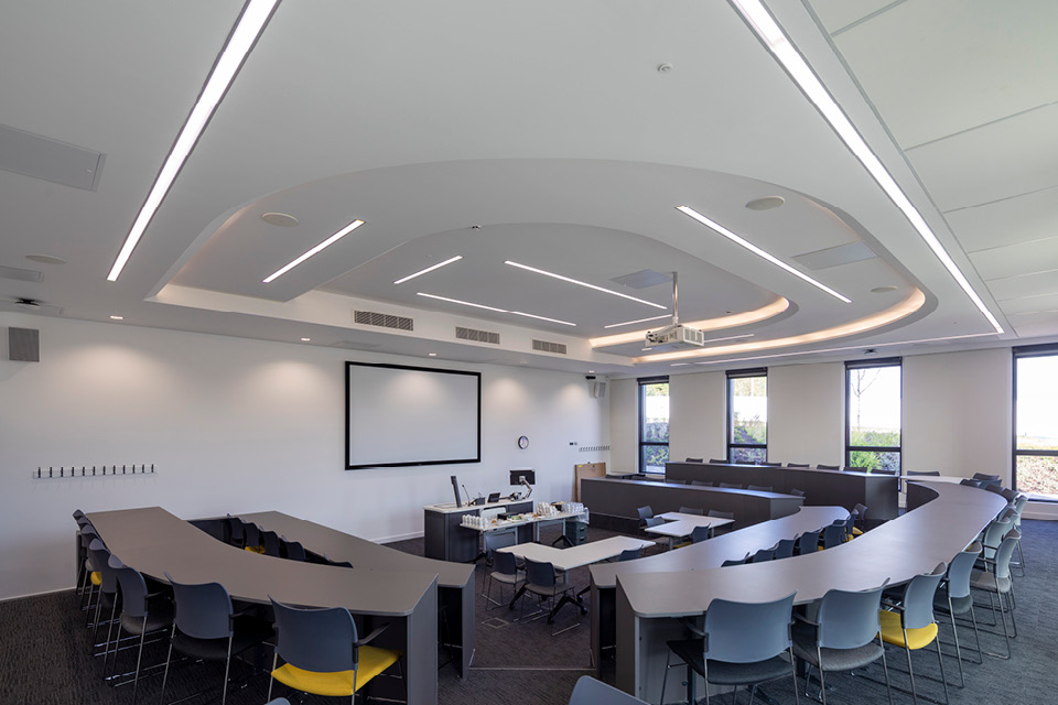 Metting in office space in the SIH two men and one woman 