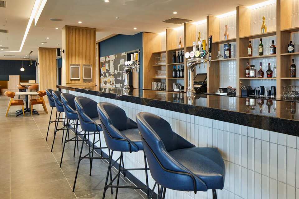 e&c-hotel-accommodation-marriott-bar-960x640.jpg