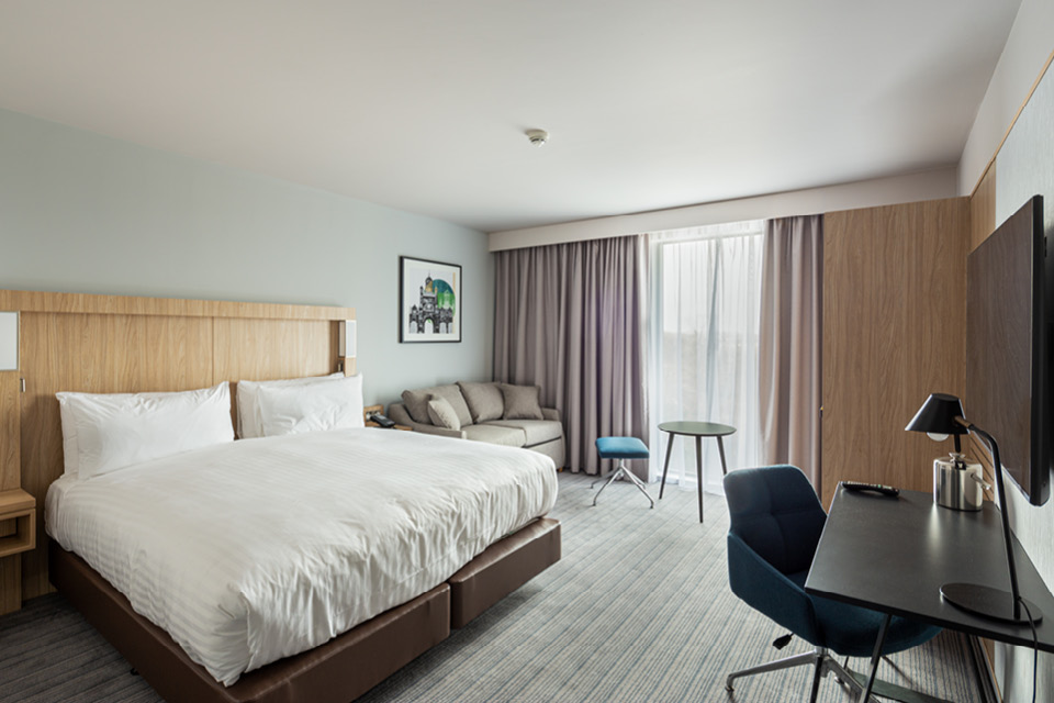 e&c-hotel-accommodation-marriott-room-960x640.jpg