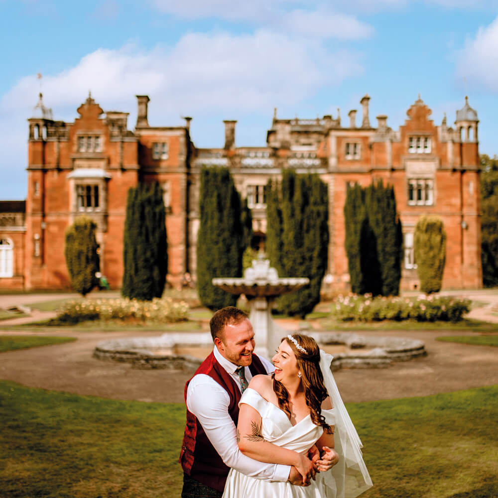 Wedding couple outside Keele Hall