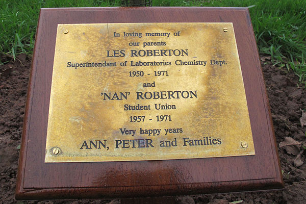 Les and Nan Robertson plaque