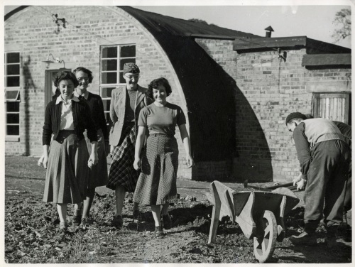 Huts and girls 1950s, Keele
